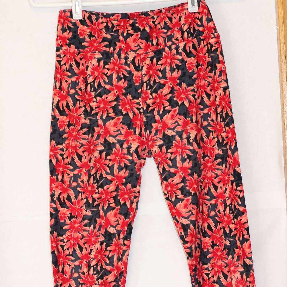 FREE with Bundle Lularoe Black and Red Floral Print Leggings - Picture 3 of 5